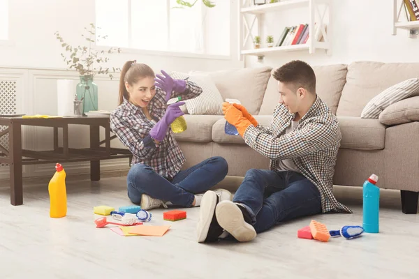 Evde birlikte temizlik Çift — Stok fotoğraf
