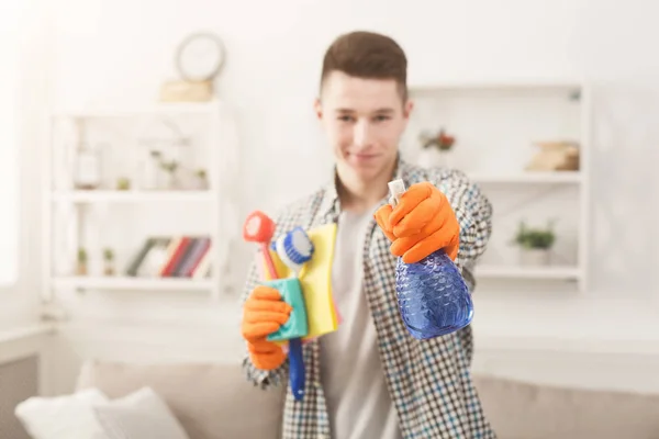 Lachende jongeman klaar huis schoon te maken — Stockfoto