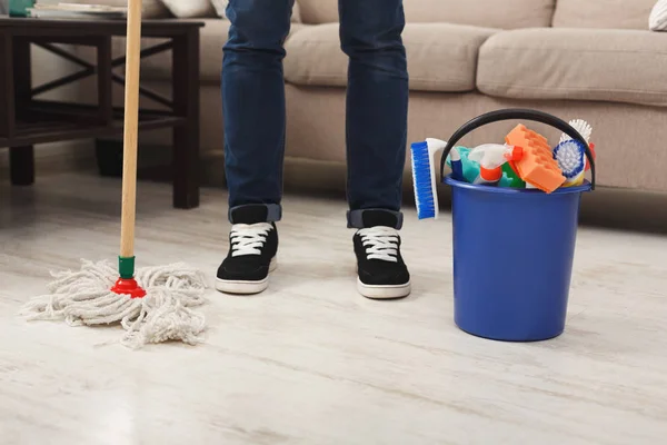 Hombre irreconocible limpiando en casa — Foto de Stock