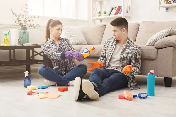 Casal de limpeza em casa juntos — Fotografia de Stock