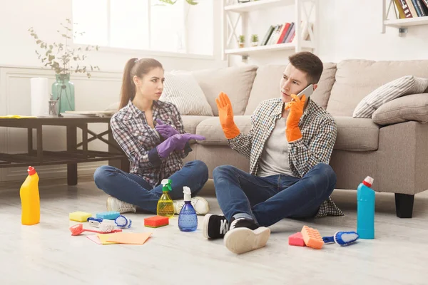 Casal de limpeza em casa juntos — Fotografia de Stock