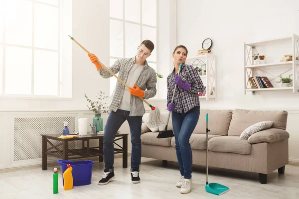 Paar thuis samen schoonmaken — Stockfoto