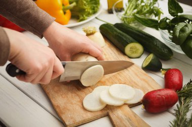 Kadın kesme taze şalgam ahşap tahta üzerinde