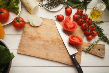 Mutfak masasında taze sebze salatası hazırlama