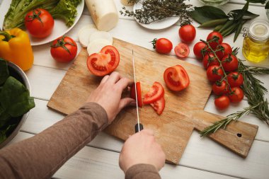 Kadının el kesme taze domates