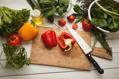 Mutfak masasında taze sebze salatası hazırlama