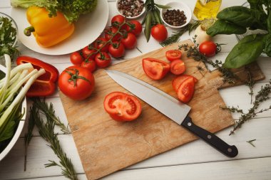 Mutfak masasında taze sebze salatası hazırlama