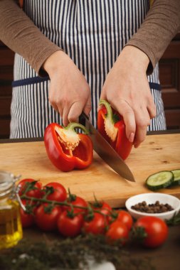 Mutfak masasında taze sebze salatası hazırlama