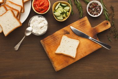 Yemek Lezzetli sandviç ile krem peynir, üstten görünüm