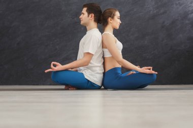 Genç çift meditasyon birlikte, arka arkaya