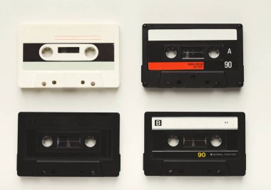 Beyaz arka plan üzerinde yalıtılmış bağbozumu ses kasetleri