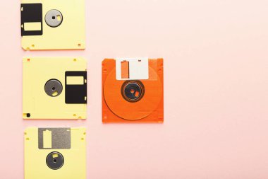 Disketleri farklı renkteki yaratıcı arka plan