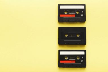 Farklı renkteki ses kasetleri ile yaratıcı arka plan