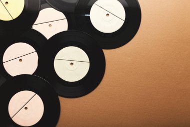 Eski retro vinil kayıtlar üzerinde bej renkli arka plan, üstten görünüm