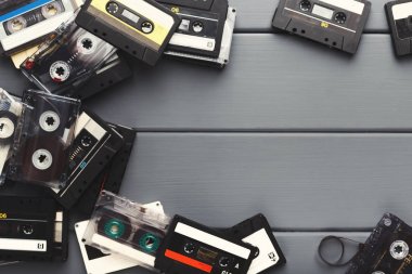 Gri plakalar arka plan sınırında Vintage ses kasetleri