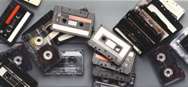 Gri plakalar arka plan, vintage ses kasetleri yığını