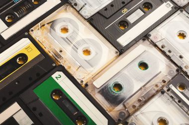 Menekşe arka planda, closeup Vintage ses kasetleri