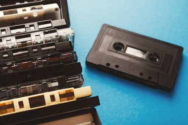 Mavi arka plan sınırında Vintage ses kasetleri