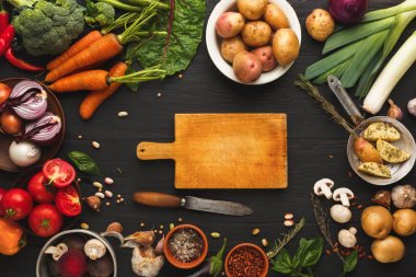 Ahşap arka plan üzerinde taze organik sebze.