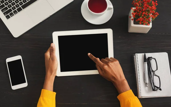 Zwarte vrouwelijke handen met tablet, bovenaanzicht — Stockfoto