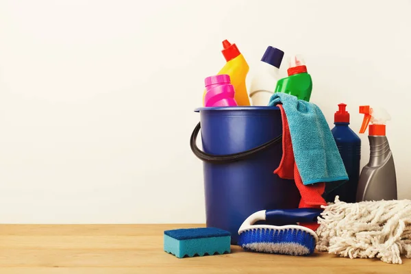 Variedade de produtos de limpeza de casas na mesa — Fotografia de Stock