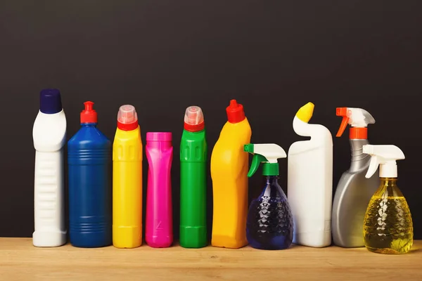 어두운 배경에 다채로운 청소 제품의 그룹 — 스톡 사진
