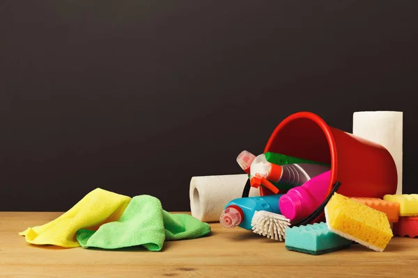Variedade de produtos de limpeza de casas na mesa — Fotografia de Stock