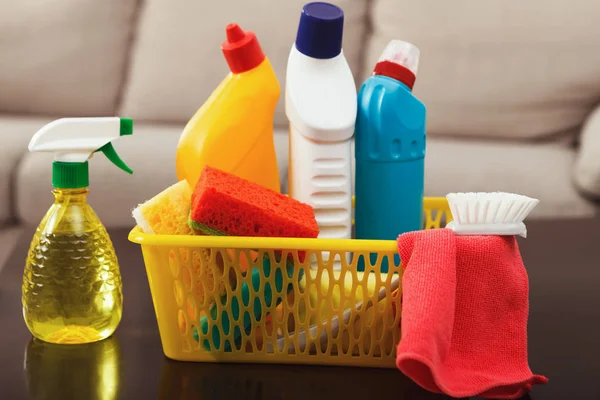 Hink med tvättsvamp, kemikalier flaskor — Stockfoto