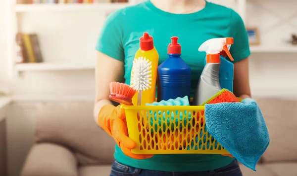 Jonge vrouw bedrijf emmer met het schoonmaken van items, close-up — Stockfoto