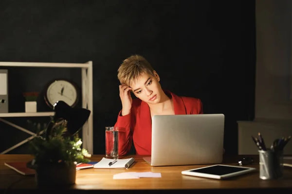 Imprenditrice nel suo ufficio di notte che lavora fino a tardi — Foto Stock