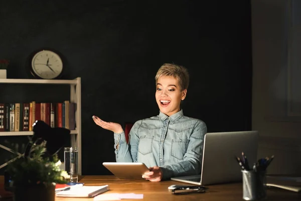 Femme souriante au bureau espace de copie — Photo