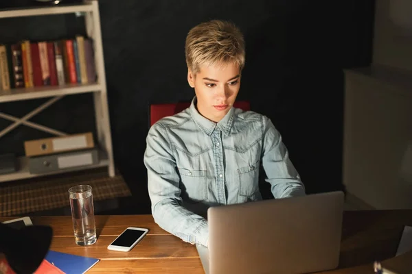 Femme réfléchie à l'espace de copie bureau — Photo