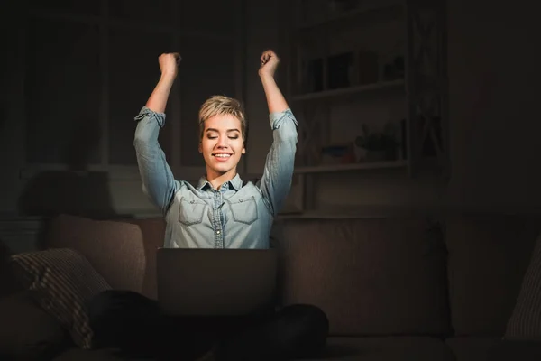 Mulher feliz com laptop no espaço de cópia do escritório em casa escuro — Fotografia de Stock