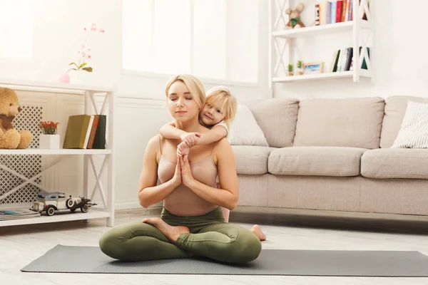 Mãe e filha fazendo exercícios de ioga em casa — Fotografia de Stock