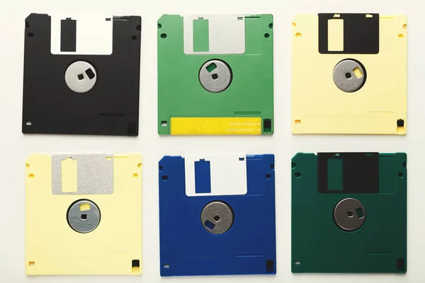 Retro-Disketten isoliert auf weißem Hintergrund — Stockfoto