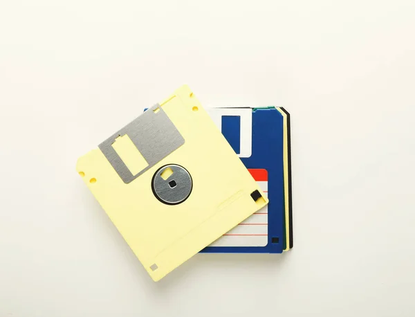 Stapel von Retro-Disketten. Disketten isoliert auf weißem Hintergrund — Stockfoto