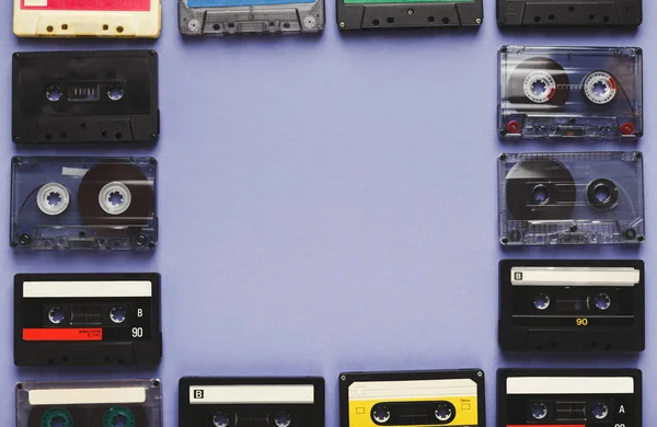 Menekşe arka plan karede Vintage ses kasetleri — Stok fotoğraf