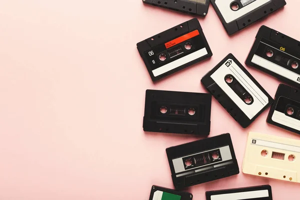 Vintage áudio cassete borda no fundo rosa — Fotografia de Stock