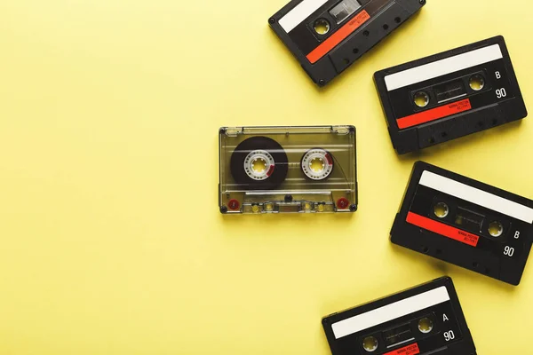 Fondo creativo con cintas de cassette de diferentes colores — Foto de Stock