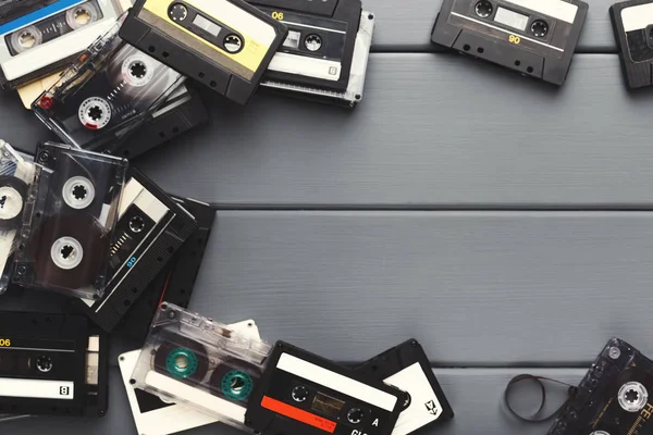 Vintage audiocassettes grens op grijze planken achtergrond — Stockfoto