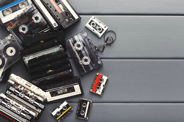 Vintage audio cassette bordo su sfondo tavole grigie — Foto Stock