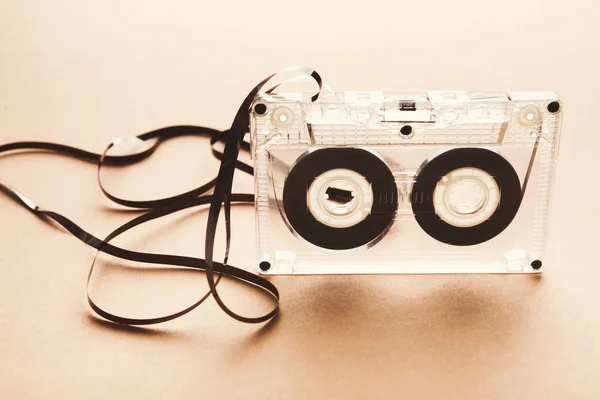Винтажная аудиокассета на коричневом фоне — стоковое фото
