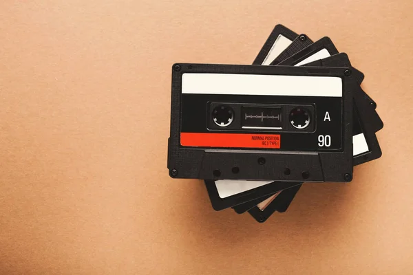 Vintage ljudkassetter på brun bakgrund — Stockfoto