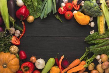 Renkli taze organik sebze çerçeve