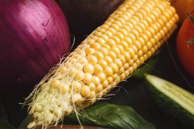 Mısır ve ahşap zemin üzerine soğan