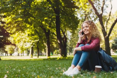 güzel kadın üzerinde cep telefonu açık söz