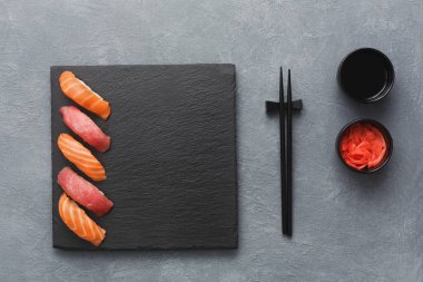 Sushi seti ve yemek çubukları, üstten görünüm
