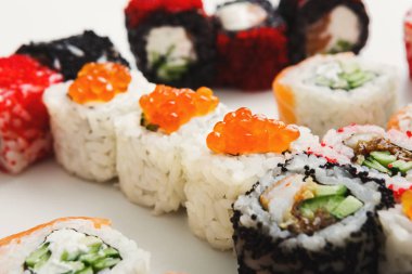 Dizi suşi rulo, beyaz arka plan üzerinde maki