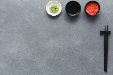 Yemek çubukları, wasabi, soya ve zencefil Üstten Görünüm