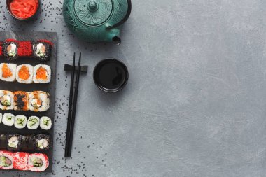 Üstten Görünüm suşi maki ve rulo gri tablo kümesi